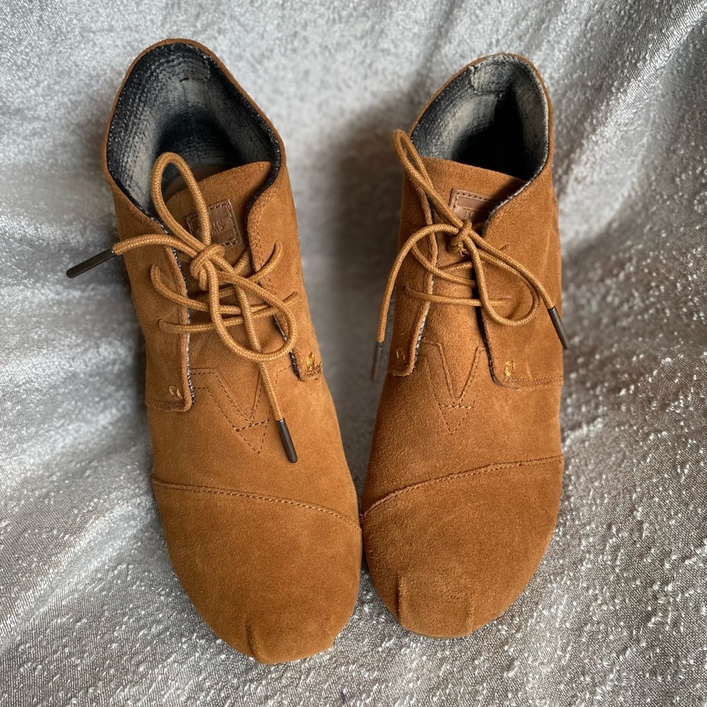 TOMS Desert‎ Booties with 3" Wedge Tan Lace up Suede Size 10W - Picture 11 of 12
